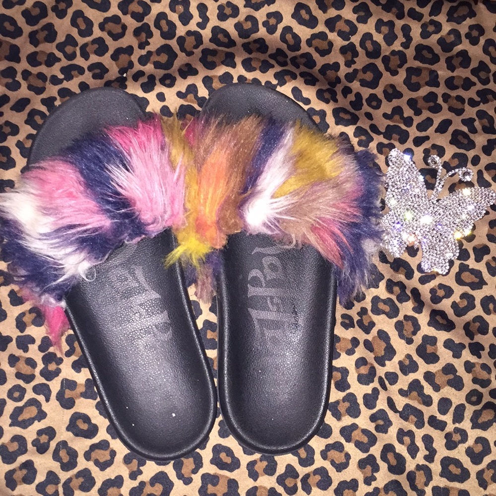 Fluffy slides💗